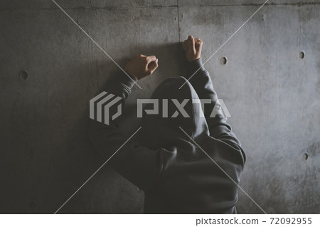 Man wearing a hood 72092955