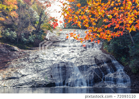 [秋葉秋葉瀑布的慢速快門拍攝] 72093110