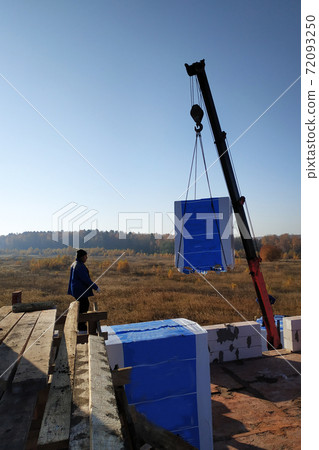 the employee controls the unloading of blocks for the construction of a house at the time farm the employee controls the unloading of blocks for the construction of a house at the time farm 72093250