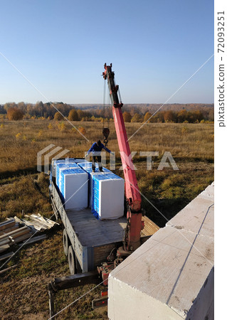 the employee controls the unloading of blocks for the construction of a house at the time farm the employee controls the unloading of blocks for the construction of a house at the time farm 72093251