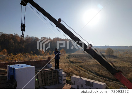 the employee controls the unloading of blocks for the construction of a house at the time farm the employee controls the unloading of blocks for the construction of a house at the time farm 72093252