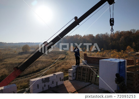 the employee controls the unloading of blocks for the construction of a house at the time farm the employee controls the unloading of blocks for the construction of a house at the time farm 72093253