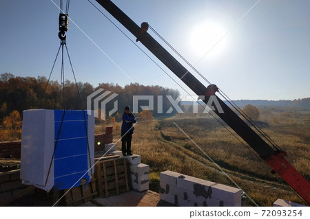 the employee controls the unloading of blocks for the construction of a house at the time farm the employee controls the unloading of blocks for the construction of a house at the time farm 72093254