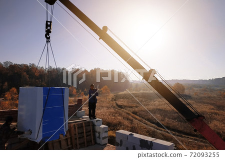 the employee controls the unloading of blocks for the construction of a house at the time farm the employee controls the unloading of blocks for the construction of a house at the time farm 72093255
