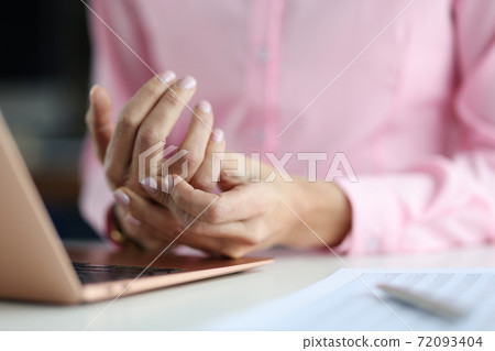 Pain in woman's hand between the fingers is laptop Pain in woman's hand between the fingers is laptop 72093404