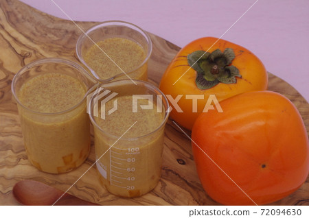 No heating! Super easy to make with sweet persimmon and milk [Melty texture persimmon pudding] Fashionable and beautiful wood grain cutting board 72094630
