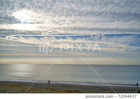 A huge perforated cloud that appeared on the Pacific Ocean A huge perforated cloud that appeared on the Pacific Ocean 72094637