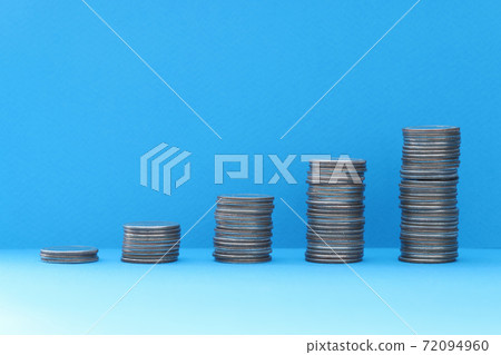 On table there are pyramids from moment in ascending orde 72094960