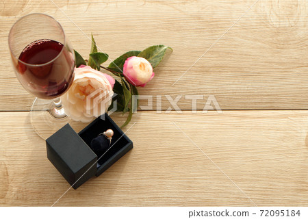 禮品盒中的珍珠戒指 禮品盒中的珍珠戒指 72095184