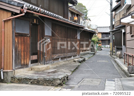 Laquer ware town Kuroe, Kainan City, Wakayama Prefecture, saw-toothed houses 72095522
