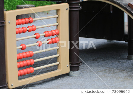 公園裡的兒童玩具套裝 72096643