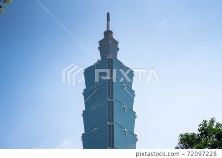 Portrait of Taipei 101 Skyscraper from a busy sidewalk 72097228