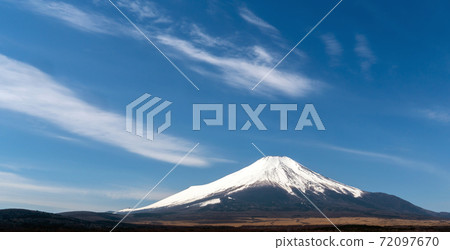 Mt. Fuji at Yamanakako lake, Japan. Mount Fuji is Japan tallest mountain and popular with both Japanese and foreign tourists. 72097670