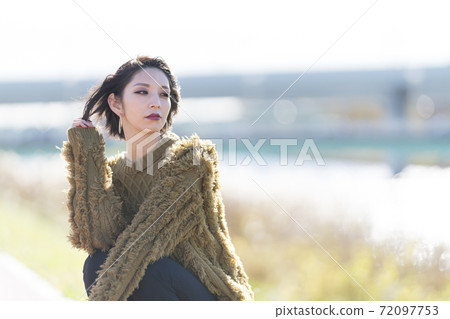 Winter woman portrait 72097753
