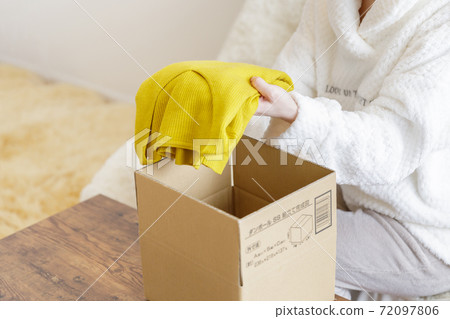 Women who use flea markets Women who use flea markets 72097806