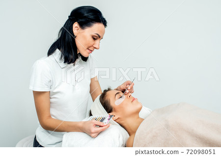 Eyelash extension procedure. 72098051