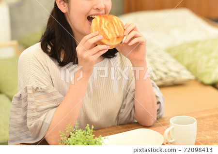 female, females, woman 72098413