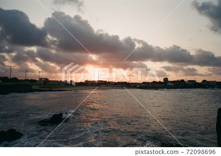 Sunset in the Sea of Jeju 72098696