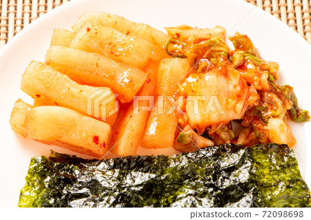 各種韓式小吃。韓國海藻，泡菜（蘿蔔泡菜），白菜泡菜。 72098698