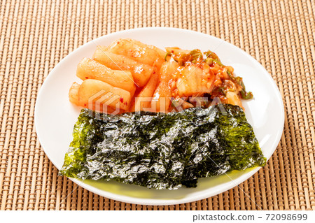 各種韓式小吃。韓國海藻，泡菜（蘿蔔泡菜），白菜泡菜。 72098699