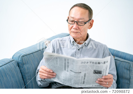 Senior men reading newspaper 72098872