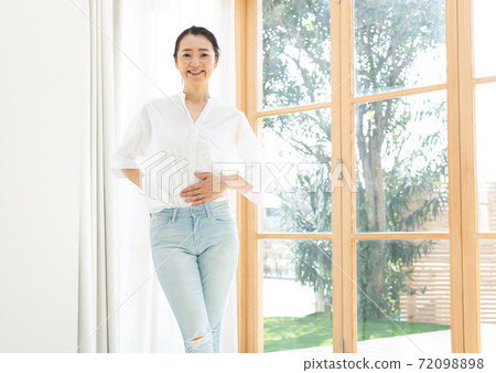 Cool middle woman 72098898