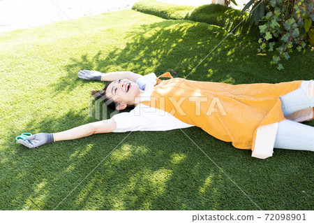 婦女從事園藝工作 婦女從事園藝工作 72098901