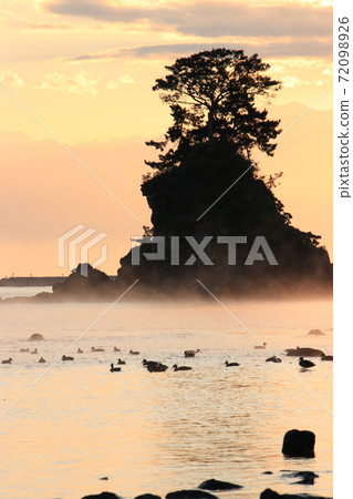 Dawn on the Amaharashi Coast (Takaoka City, Toyama Prefecture) Dawn on the Amaharashi Coast (Takaoka City, Toyama Prefecture) 72098926