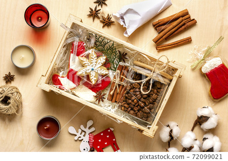 care package, seasonal gift box with coffee, gingerbread and cinnamon Personalized eco friendly basket for family, friends for thankgiving, christmas, mothers, fathers day Flat lay care package, seasonal gift box with coffee, gingerbread and cinnamon Personalized eco friendly basket for family, friends for thankgiving, christmas, mothers, fathers day Flat lay 72099021