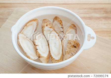 Burdock exposed to water 72099174