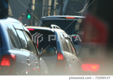 一輛汽車的尾燈在交通擁堵中 一輛汽車的尾燈在交通擁堵中 72099537