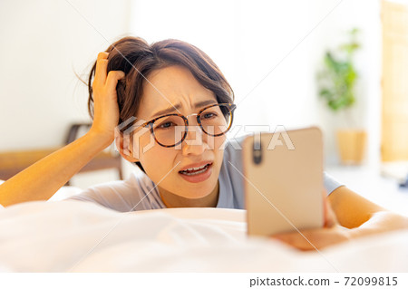 女性睡過頭了 72099815