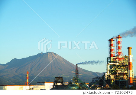 Scenery of Daisen, the clear blue sky and the factory at the foot of the mountain ... Yonago City, Tottori Prefecture (fine weather) 72102473