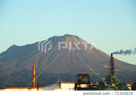 Scenery of Daisen, the clear autumn sky, and the factory at the foot of the mountain ... Yonago City, Tottori Prefecture (fine weather) 72102629