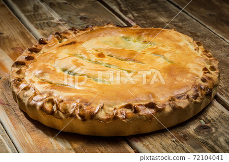 Quiche - meat pie with chicken, broccoli and cheese Quiche - meat pie with chicken, broccoli and cheese 72104041