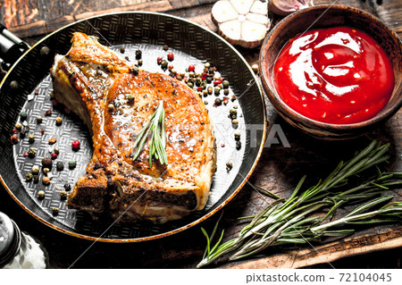 Grilled pork steak with tomato sauce. 72104045