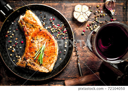 Grilled pork steak with red wine. 72104050
