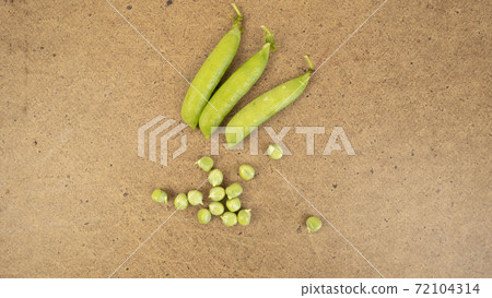Green peas and pods on a grunge background. 72104314