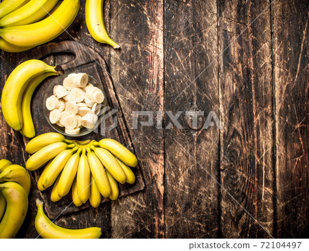 Fresh bananas with chopped pieces in a bowl. Fresh bananas with chopped pieces in a bowl. 72104497