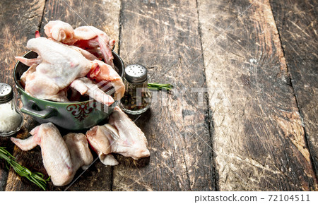Raw chicken wings with spices and herbs. Raw chicken wings with spices and herbs. 72104511