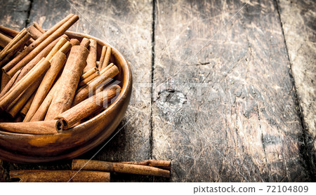 Sticks of cinnamon in a bowl. Sticks of cinnamon in a bowl. 72104809