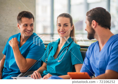 Three doctors having an changeover and feeling good 72106252