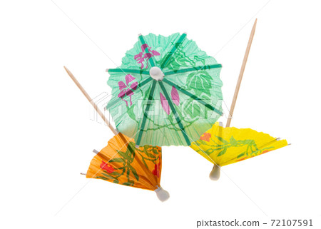 cocktail umbrellas isolated 72107591