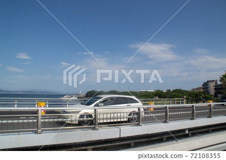 在海邊道路上行駛的汽車 在海邊道路上行駛的汽車 72108355