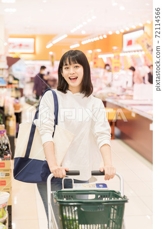 Young woman shopping at a supermarket Young woman shopping at a supermarket 72114566