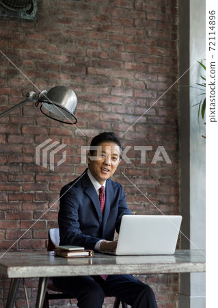 穿著西裝的商人 72114896