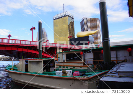 Houseboat and Asahi Breweries Head Office Building seen from the boardwalk along Azumabashi Houseboat and Asahi Breweries Head Office Building seen from the boardwalk along Azumabashi 72115000