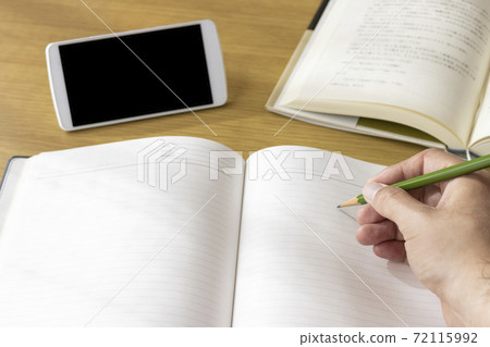 A man's hand learning by watching videos on a smartphone 72115992