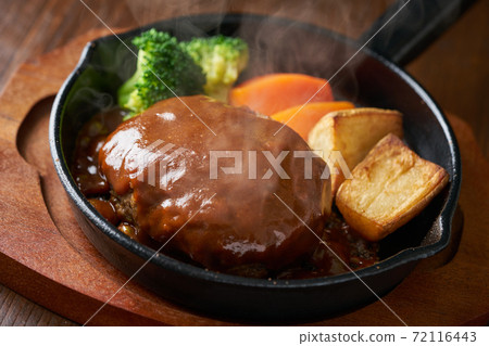 Hot demiglace hamburger Hot demiglace hamburger 72116443
