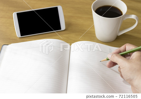 A man's hand learning by watching videos on a smartphone 72116505